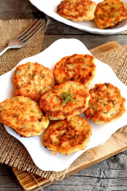Kırmızı balık hazır Beşamel sos bir tabağa kıyma. Lezzetli hamburger sebze yağı bir tavada kızarmış. Somon tarifi fikir 