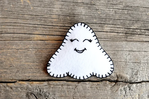 Felt Halloween ghost ornament isolated on old wooden background. Make an adorable Halloween ghost doll. Inspiration for kids of all ages. A step-by-step tutorial. Closeup — Stock Photo, Image