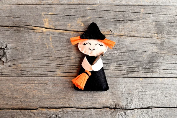 Halloween cute felt witch with broom on old wooden background. Halloween little witch ornament crafts for kids. Handicraft felt decor. Tutorial. Step. Top view — Stock Photo, Image