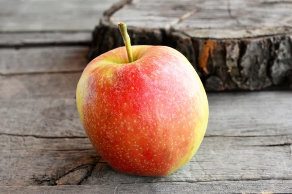 古い木製の背景に分離甘いジューシーなリンゴ。大きな赤いリンゴ。クローズ アップ — ストック写真