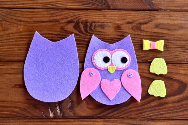 Torso, wings, legs, parts of the felt owls. Set for sewing on a brown wooden background — Stock Photo, Image