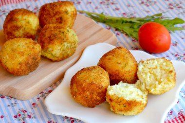 Arancini. Kızarmış pirinç topları. İtalyan pirinç snack
