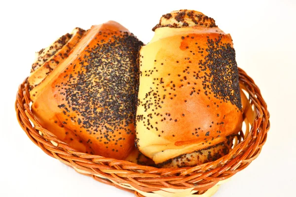 Deux rouleaux avec des graines de pavot dans un panier en osier. Petits pains sucrés aux graines de pavot — Photo
