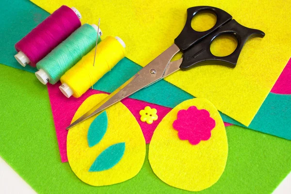 Easter egg patterns set, flower sewing buttons, colored threads set, scissors, flat felt pieces. How to make Easter egg ornament. Easy sewing crafts. Step — Stock Photo, Image