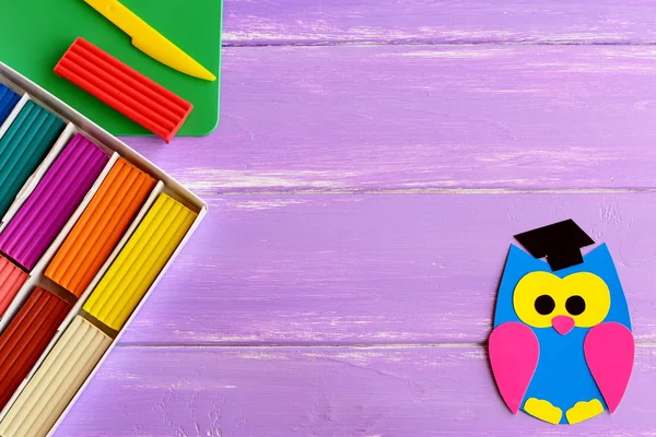 Яркая бумажная сова, красочный набор стецин, пластиковая доска и нож на деревянном фоне с бланковым пространством для текста. Образование детей. Назад в школу для детей — стоковое фото