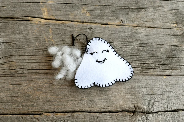 Sewing felt Halloween ghost decor. Join the felt edges of the toy using a blanket stitch and stuff with hollowfiber. Step. Sewing tutorial for children at home. Halloween diy ideas for kids. Closeup. Top view — Foto de Stock