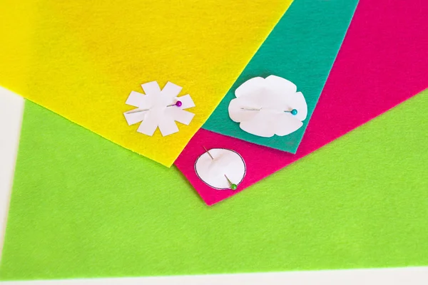 Padrões de flores de papel. Lençóis coloridos de feltro. Conjunto de costura para flor de broche de feltro. Como fazer broche feito à mão. Passo — Fotografia de Stock