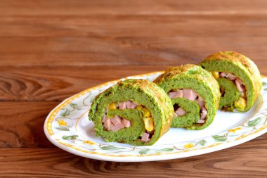 Ispanak ve yumurta omlet. Yeşil pişmiş yumurta. Yumurta tarifi. Basit Yumurta tarifi. Doldurulmuş omlet. Dilimlenmiş omlet. Omlet peynir, sosis ve Mısır ile