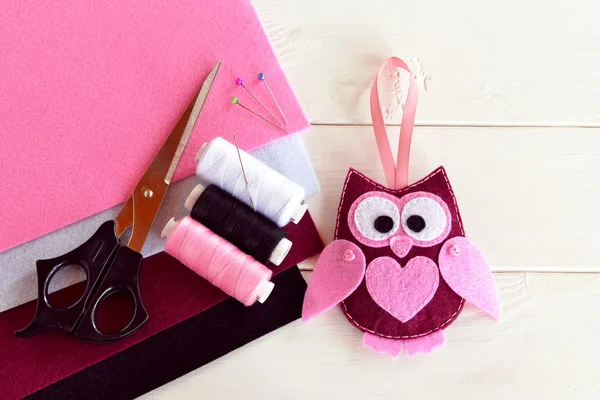 Handmade felt owl. Cute children's toy. Felt sheets, scissors, thread, needles, pins - sewing kit. DIY concept — Stock Photo, Image