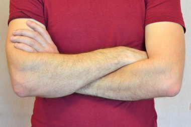 Erkek elleri göğsünde katlanmış