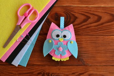 Baykuş bezeme hissettim. Baykuş oyuncak hissettim. Nasıl oldukça keçe bir baykuş yapmak. Çocuklar DIY el sanatları eğitimi. Renkli Keçe, makas, ahşap masa yaprak