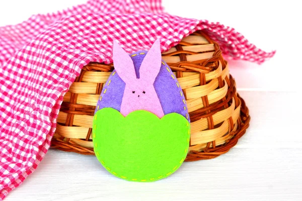 Easter egg and Bunny, basket, towel on white wooden background. Felt crafts. Easter crafts diy homemade creative. Homemade Easter crafts for kids easy diy. Felt Easter crafts projects — Photo