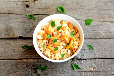 Makarna mantar ve otlar tarifi ile. Eski ahşap arka plan üzerinde izole bir kapta makarna ile marine edilmiş chanterelles mantar. Vejetaryen yemek tarifi. Portre 