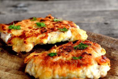 Hindi hamurda kızartılır. Ahşap tahtada lezzetli hindi pirzola. Vintage tarzı. Makro 