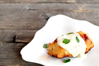 Bir tabaktabakta krem peynir hindi rulo dolması. Hindi biftek dolu ve bir krem peynir ile rulo ve fırında pişirilir. Lezzetli ve orijinal tarifi. Closeup 