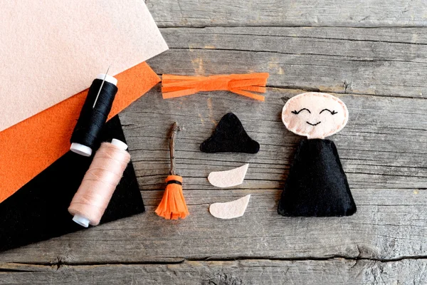 How to sew a Halloween witch doll. Step. Halloween witch ornament details, scissors, thread, needle, felt sheets set on wooden background. Top view. DIY hand sewing practice for kids. DIY Halloween witch doll sewing tutorials for beginners kids — Stock Photo, Image