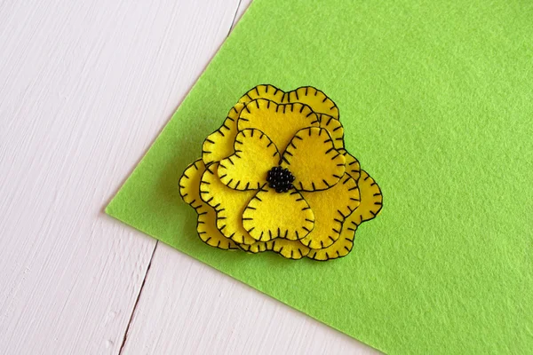 Желтый войлочный цветок. Швейный набор. Как сделать цветок из войлока — стоковое фото