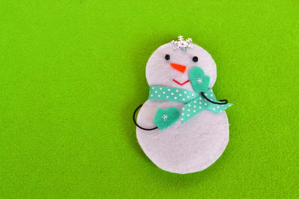 Árvore de Natal ornamento boneco de neve. Brinquedo engraçado boneco de neve é costurado de feltro. Fundo de Natal — Fotografia de Stock