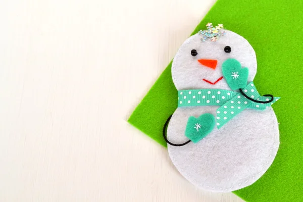Ornamento pupazzo di neve di Natale. Il giocattolo del pupazzo di neve è cucito di feltro. Idea di artigianato natalizio. Sfondo di Natale — Foto Stock