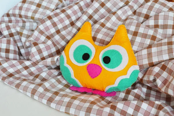 Funny felt owl toy. Children's soft toy — Stock Photo, Image
