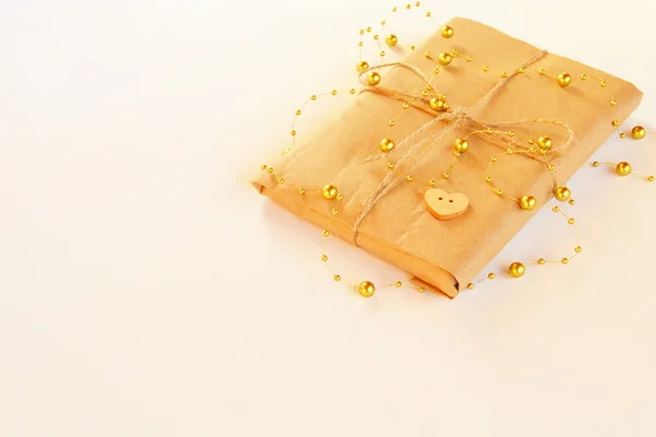 Caja de regalo - caja de regalo envoltura artesanal, cordel de pergamino, lindo simple — Foto de Stock