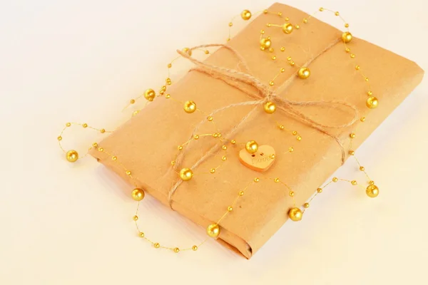 Pudełko na prezent - prezent pole rękodzieła, pakowy, sznurek pergamin, ładny prosty — Zdjęcie stockowe