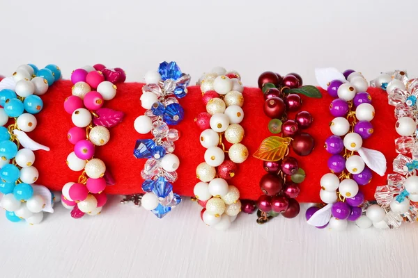 Conjunto de pulseiras coloridas. Pulseiras brilhantes das mulheres feitas de contas — Fotografia de Stock