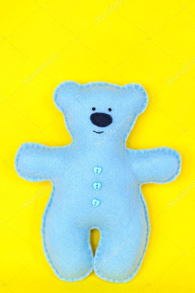 https://st2.depositphotos.com/8416818/12358/i/950/depositphotos_123589208-stock-photo-blue-felt-bear-on-yellow.jpg