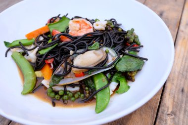 Baharatlı arka spagetti deniz ürünleri. 