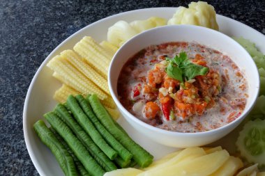 Yengeç yumurta chili sos servis 