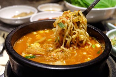 Kimchi baharatlı erişte