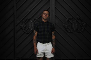 yakışıklı bir adam açık havada