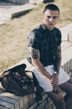 yakışıklı bir adam açık havada