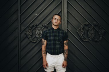 yakışıklı bir adam açık havada