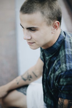 yakışıklı bir adam açık havada