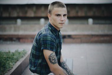 yakışıklı bir adam açık havada