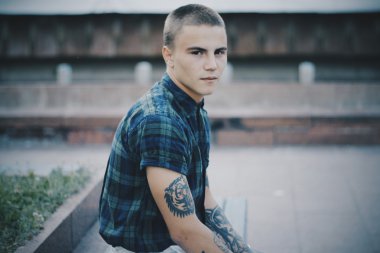 yakışıklı bir adam açık havada