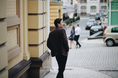 Dışarıdaki yakışıklı genç adam.