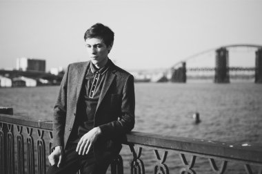 Dışarıdaki yakışıklı genç adam.