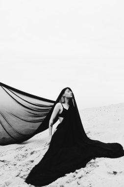 genç bir kadın kılığında