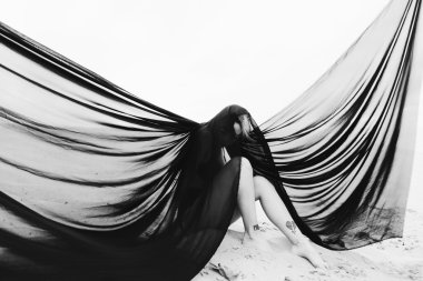 genç bir kadın kılığında