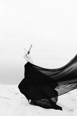 genç bir kadın kılığında