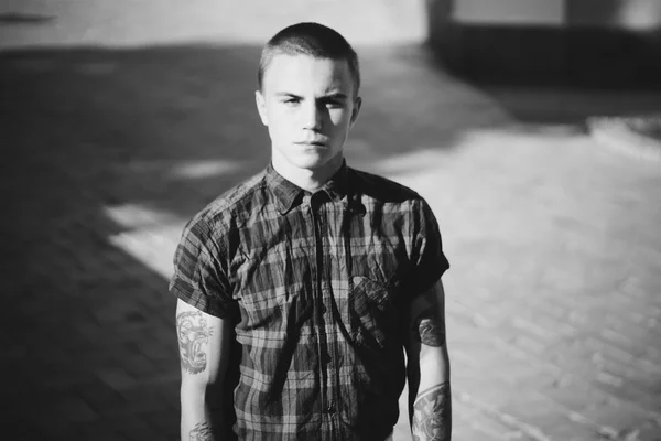 yakışıklı bir adam açık havada