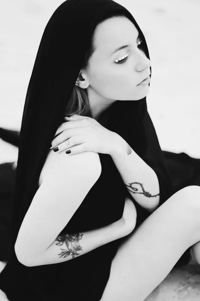 genç bir kadın kılığında