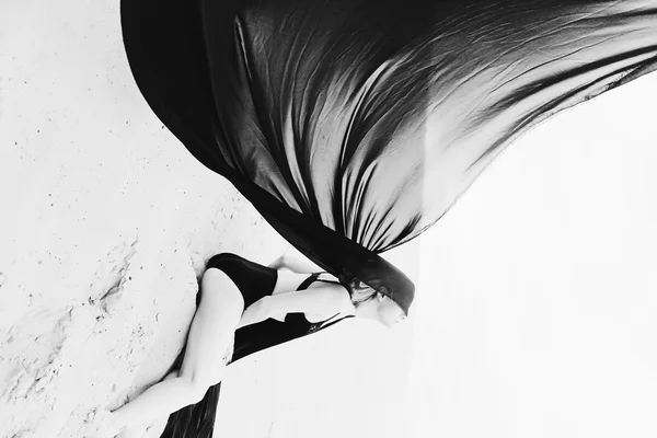 genç bir kadın kılığında