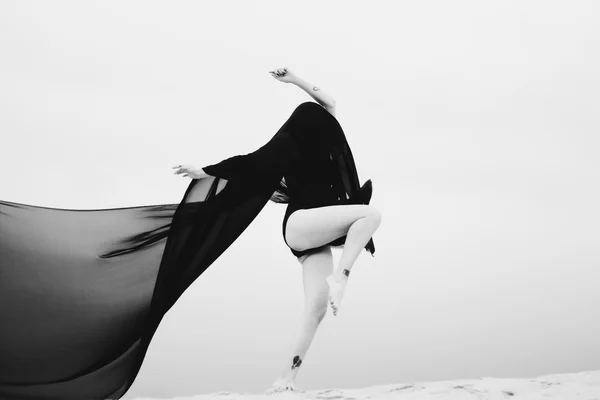 genç bir kadın kılığında