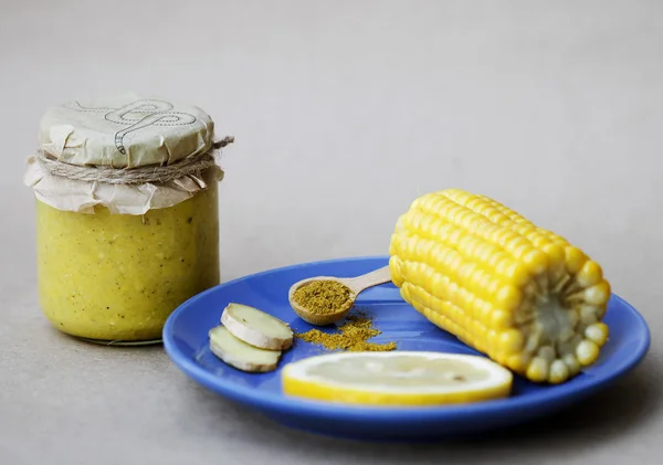 Mısır sos kavanoz malzemelerle