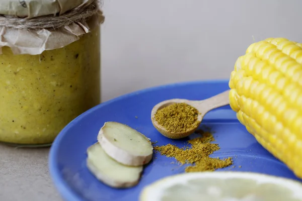 Mısır sos kavanoz malzemelerle