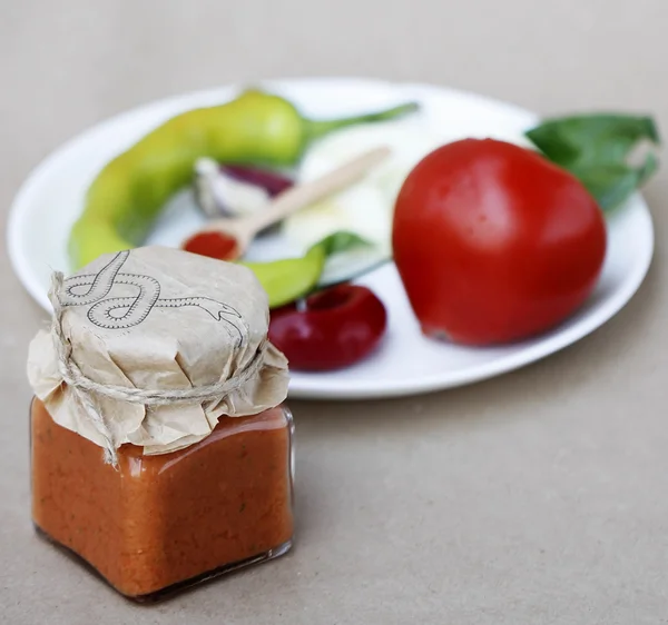 Сицилійська томатному соусі з інгредієнтами — стокове фото