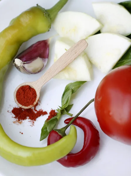 Сицилійська томатному соусі з інгредієнтами — стокове фото